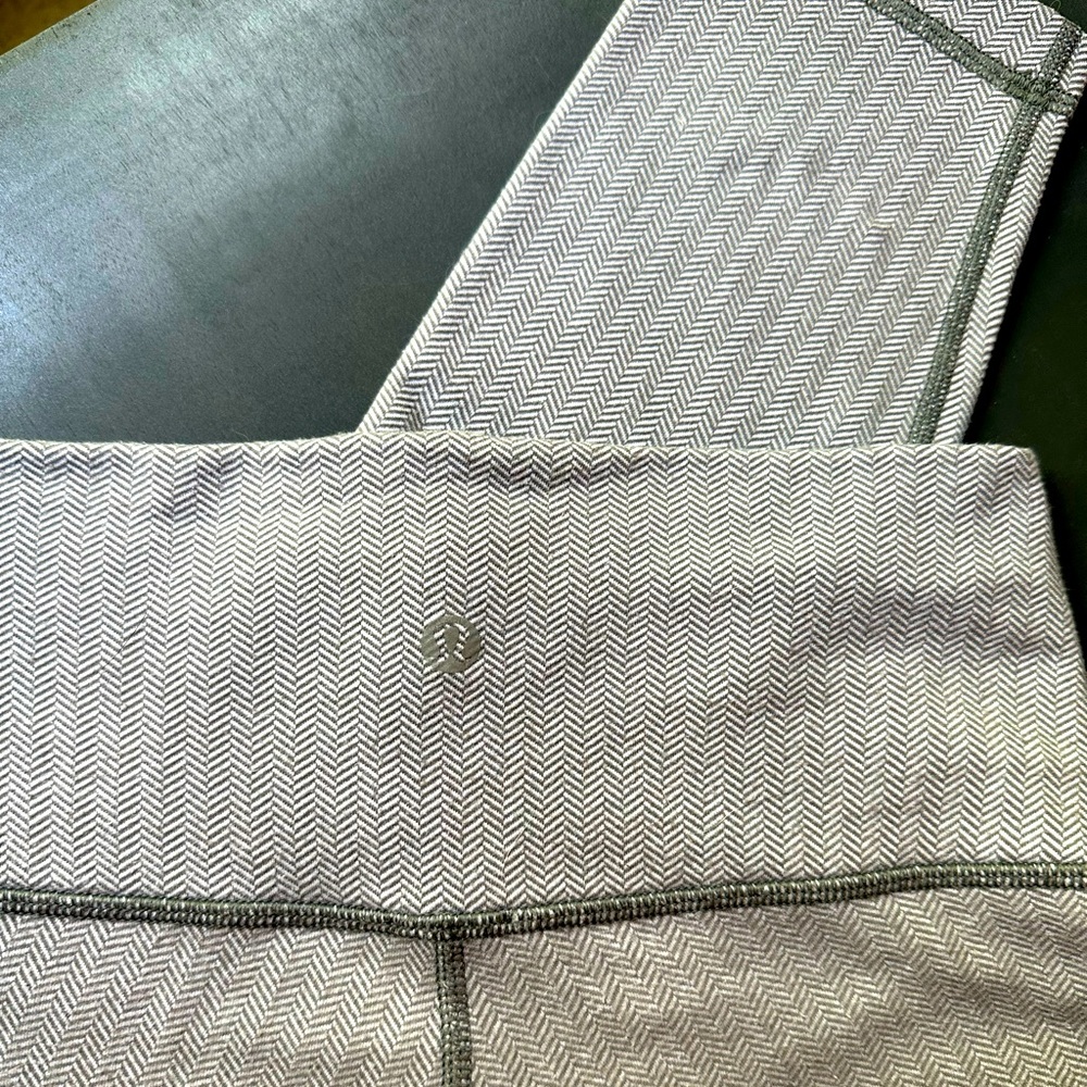 Lululemon gray insulated crop tights Sz 4
